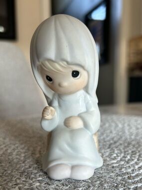 Precious Moments Figurine - Come Let Us Adore Him collection